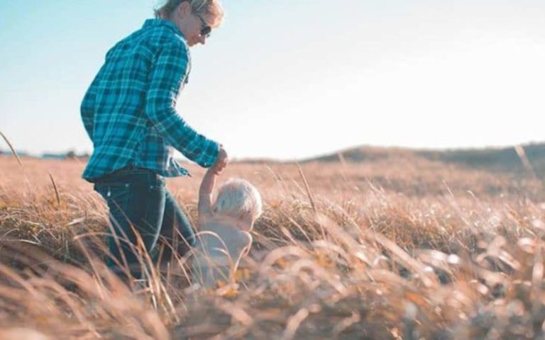 homme qui marche avec un enfant