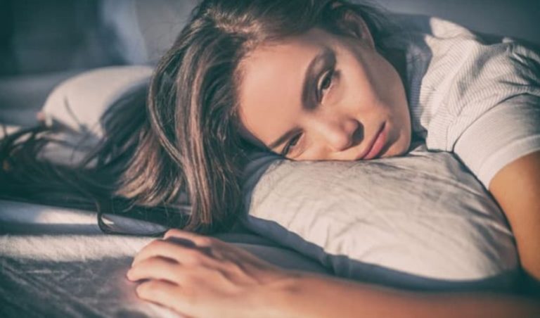 Fatigue femme couchee dans son lit