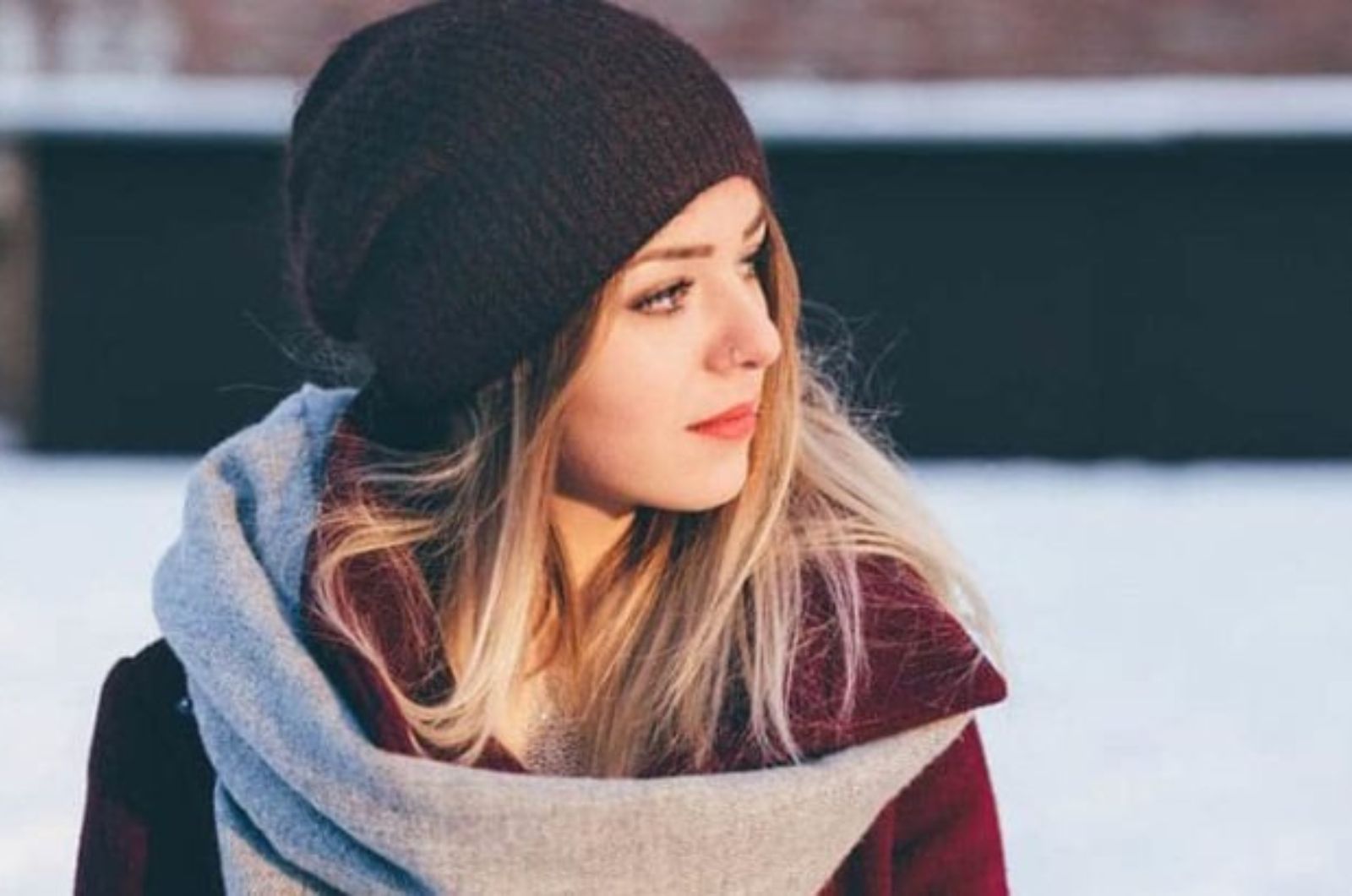 femme portant un bonnet