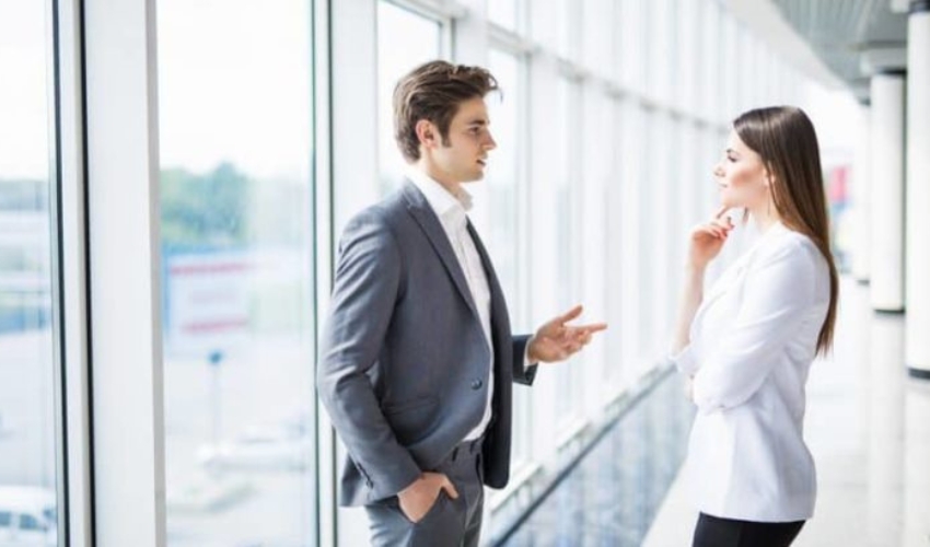 un homme et une femme se levent et parlent