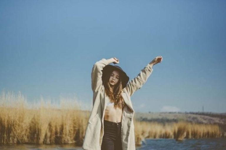 la femme au chapeau est debout