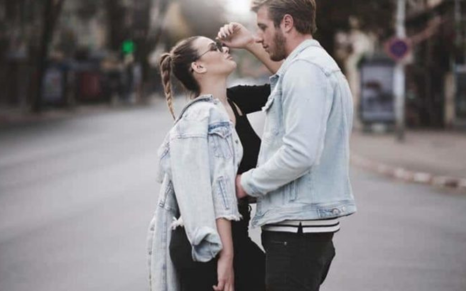 jeune couple, etreindre, dans rue