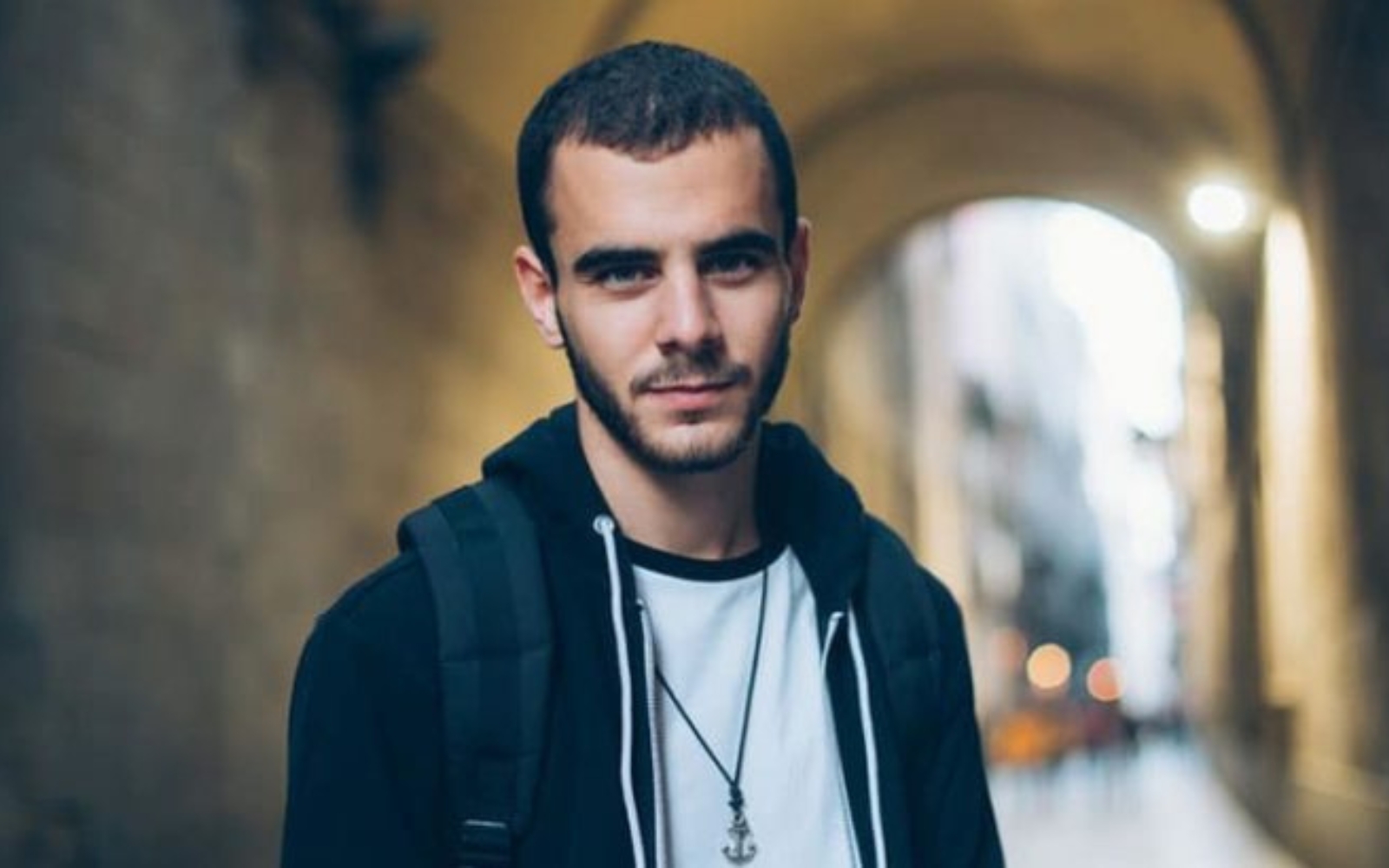 jeune homme seul dans un tunnel