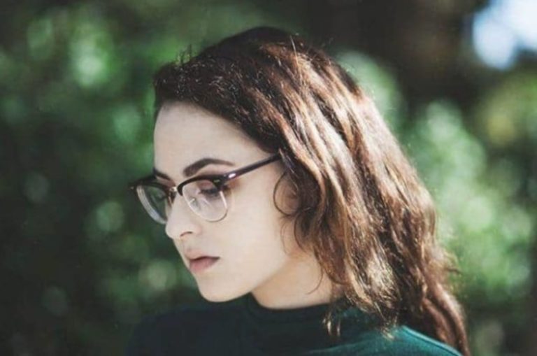 femme qui a lair triste