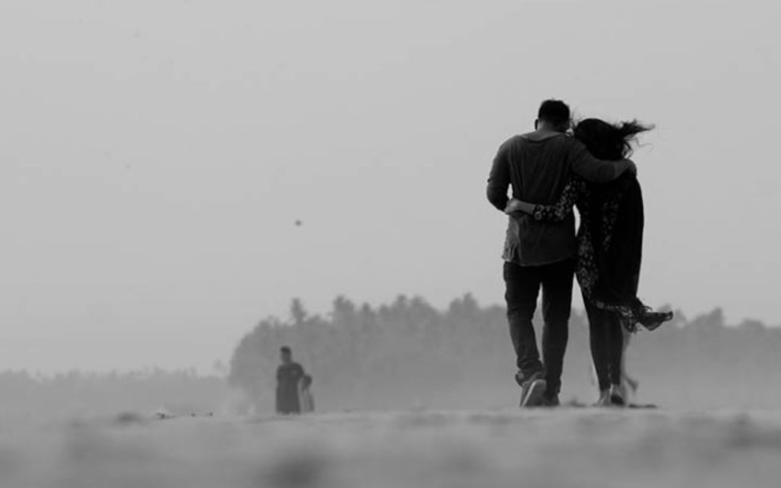 photo noir et blanc dun couple marchant ensemble