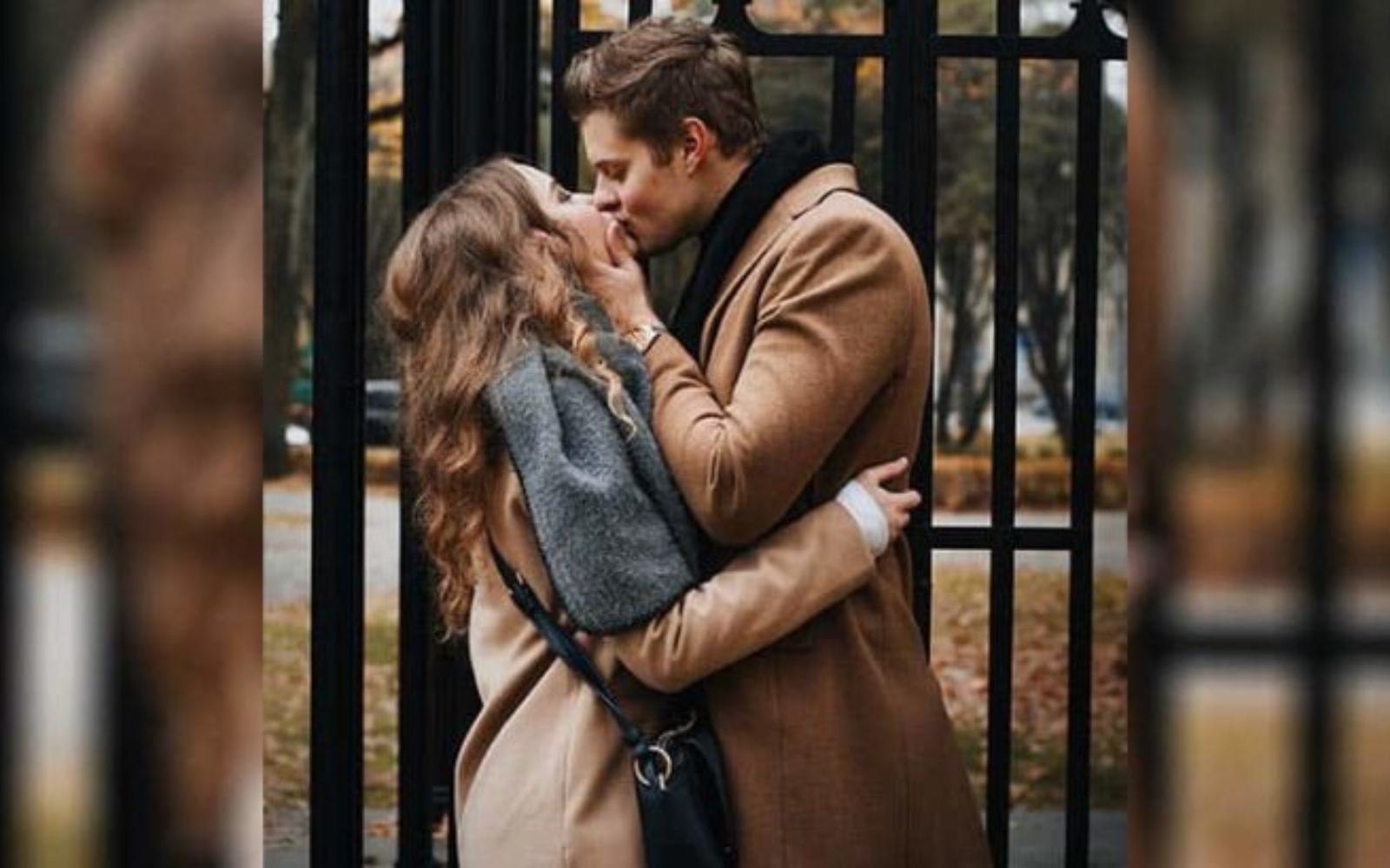 jeune couple, baisers, dans parc