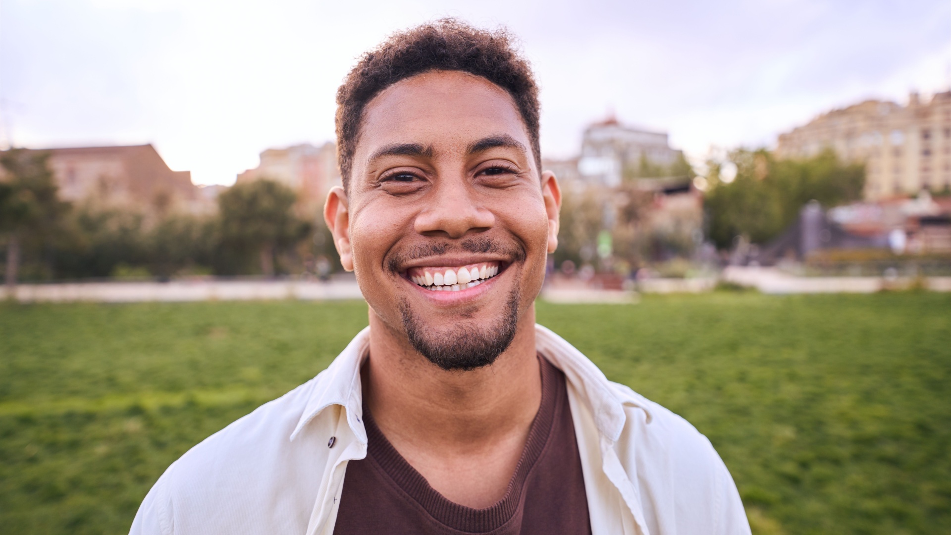 homme souriant