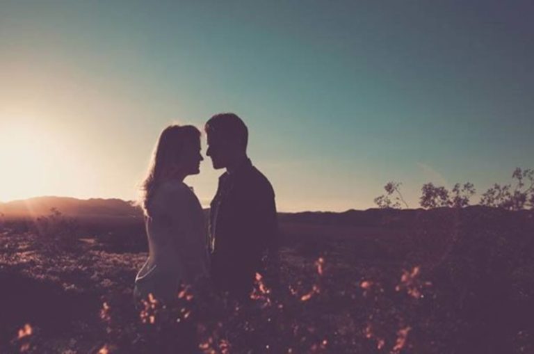 un couple sur le terrain