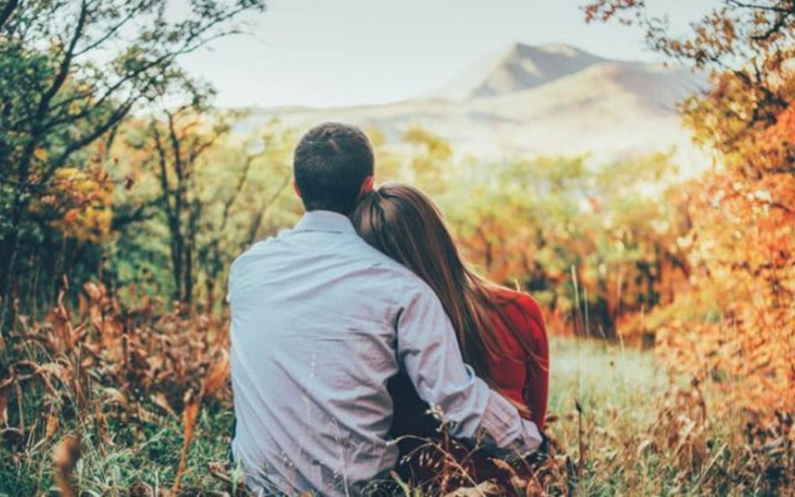 un couple amoureux embrassant sur lherbe