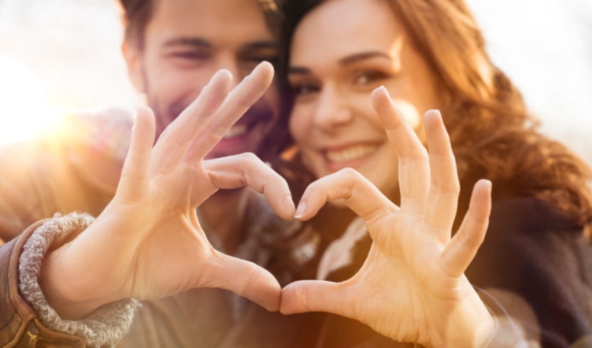 couple faisant une forme de coeur avec les mains