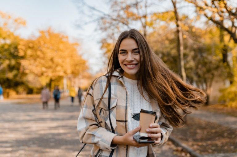 femme souriante dans le parc