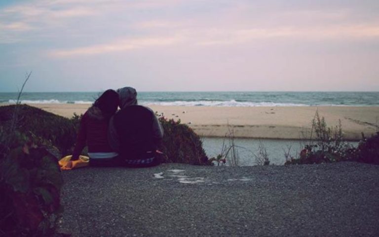 un couple triste au bord de la mer