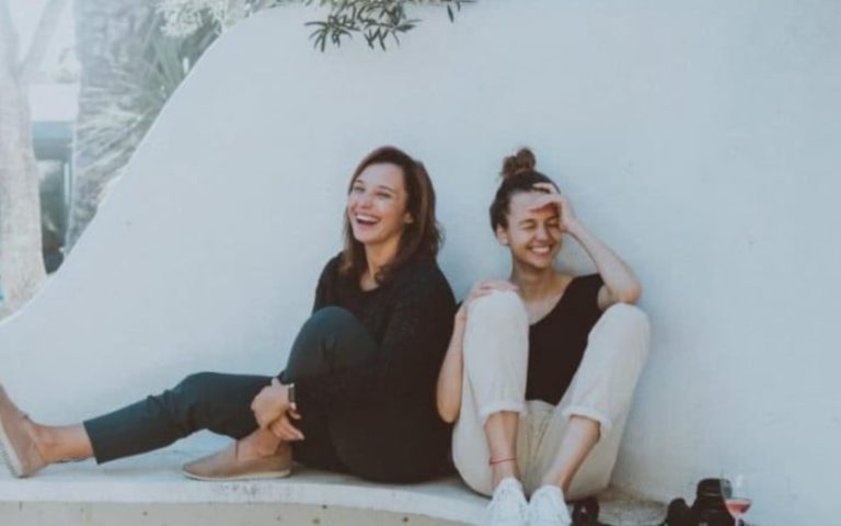 deux femmes riant