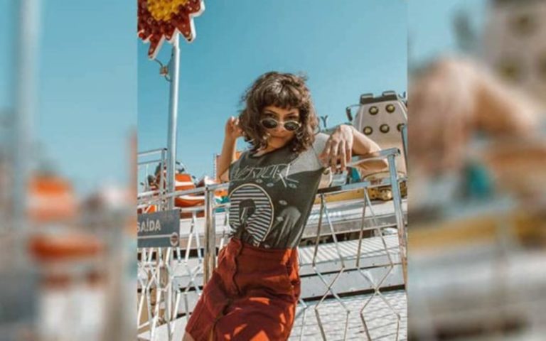 portrait, jeune, femme, lunettes soleil