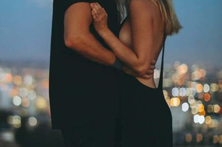 jeune couple, etreindre, dans, coucher soleil