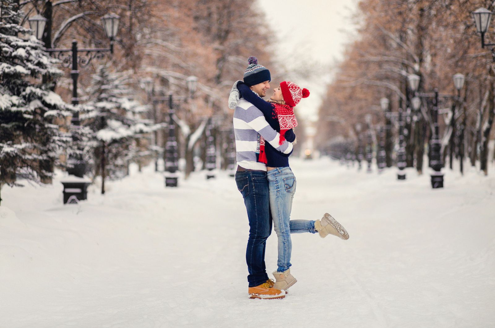 couple amoureux debout sur la neige