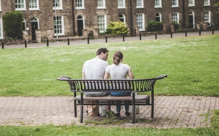 jeune couple, sasseoir ensemble, sur, a, banc, dans parc
