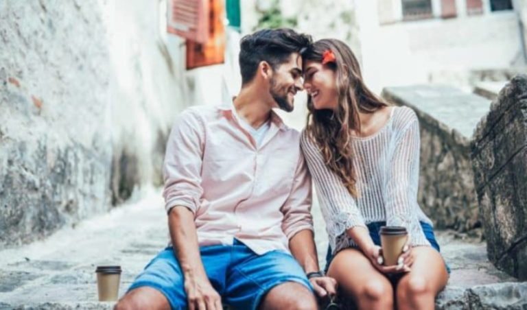un homme et une femme amoureuse buvant du cafe