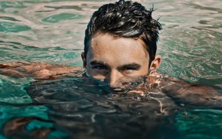 homme dans leau