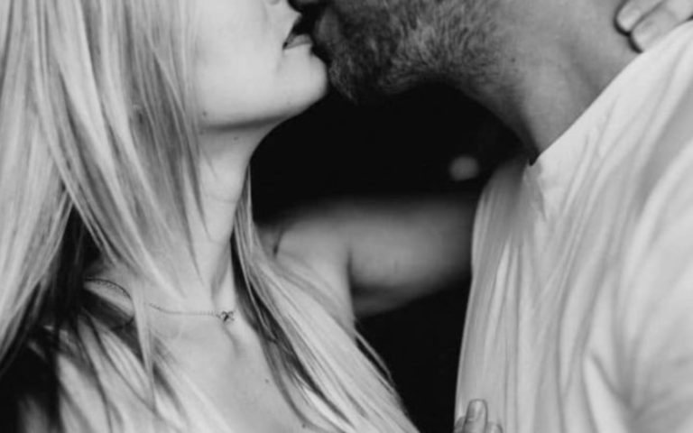 un homme et une femme sembrassent