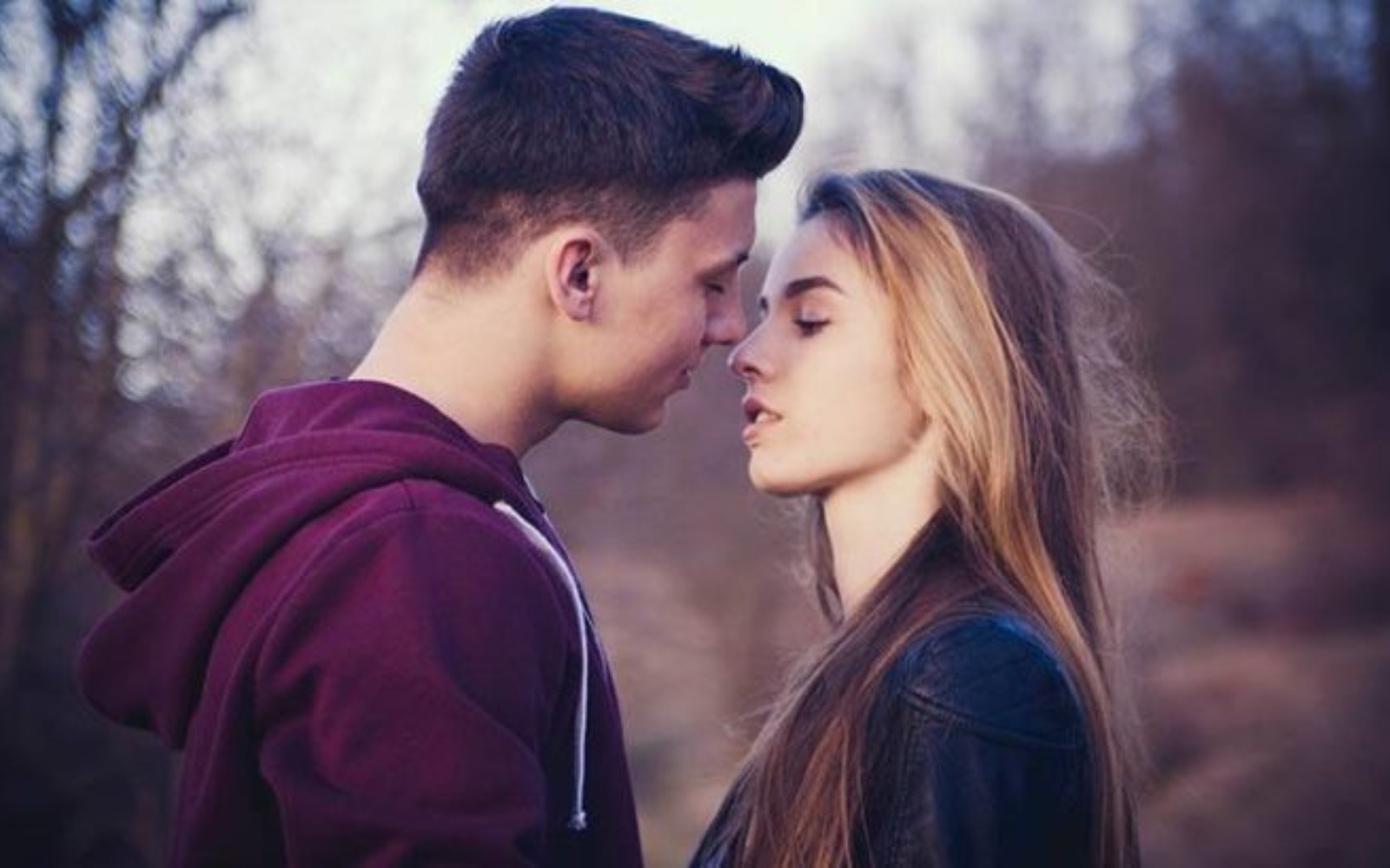 jeune, adolescent, couple, baisers, nature