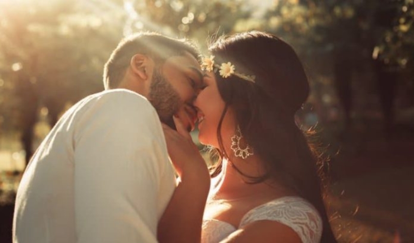 un homme et une femme sembrassent