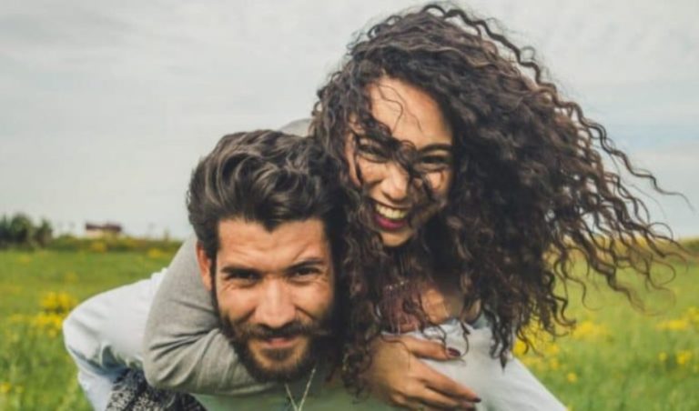 un homme et une femme embrassant