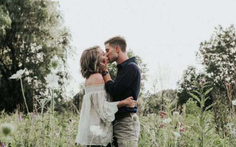 jeune couple sembrassant dans la nature