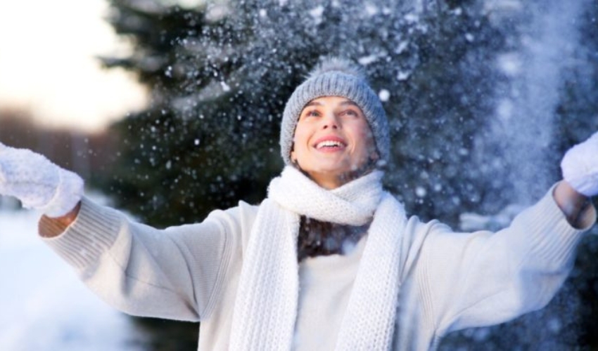 femme heureuse dans la neige