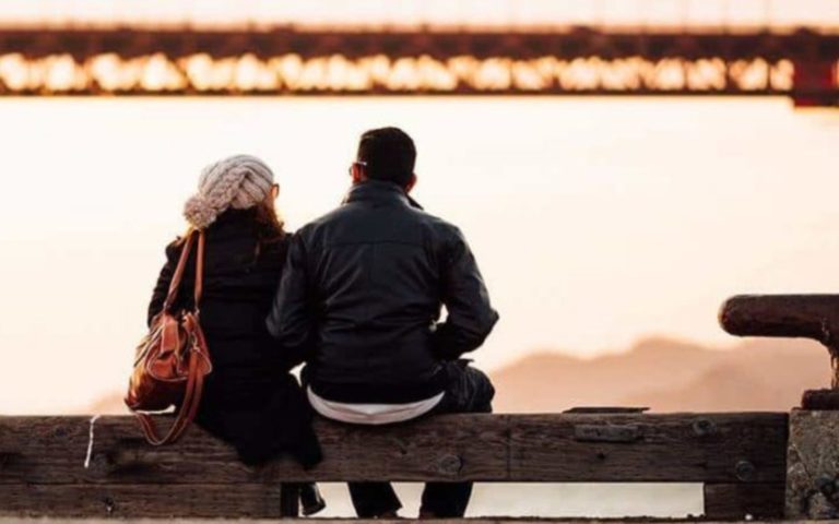 couple assis sur un banc
