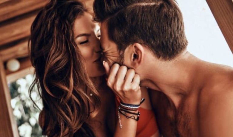 une femme derange un homme