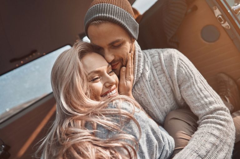 joli couple dans un câlin