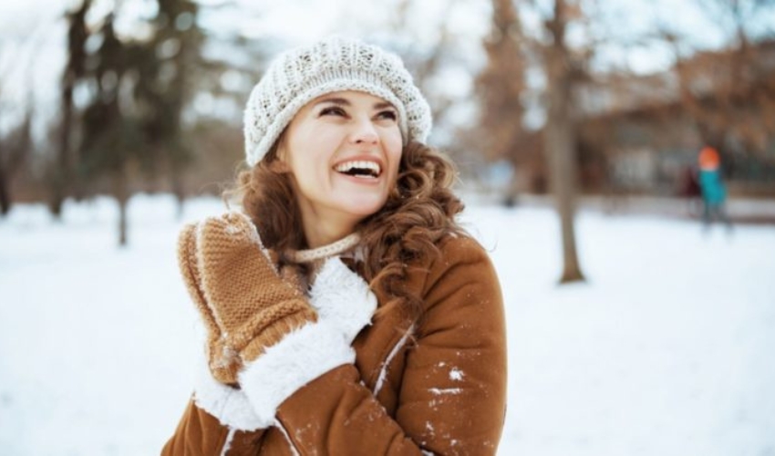 femme heureuse en plein air sur la neige