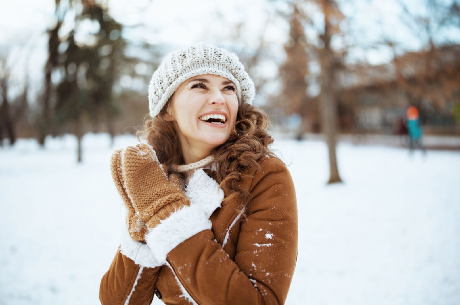 femme heureuse en plein air sur la neige