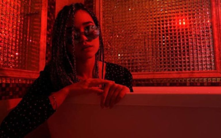 une femme a lunettes assis