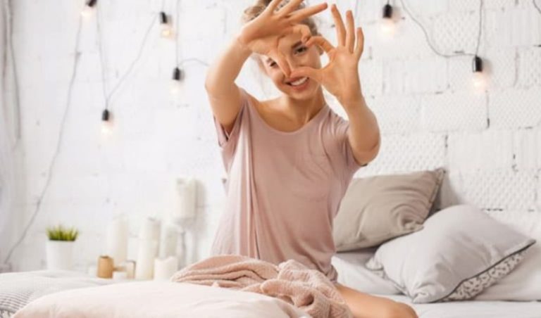 femme heureuse faisant un coeur avec les mains