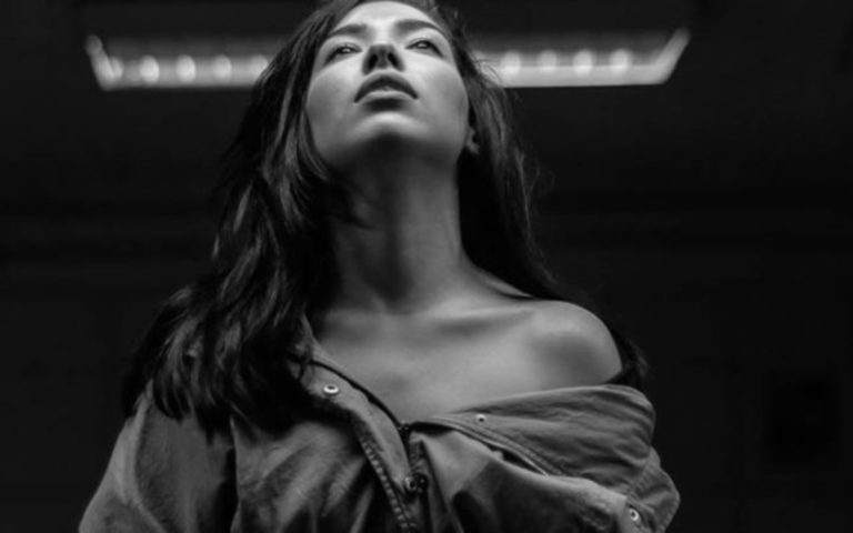 une femme avec sa chemise a moitie enlevee