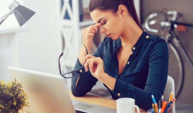 une femme decue au travail