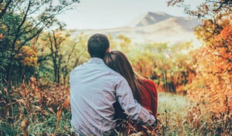 couple etreint assis dans la nature