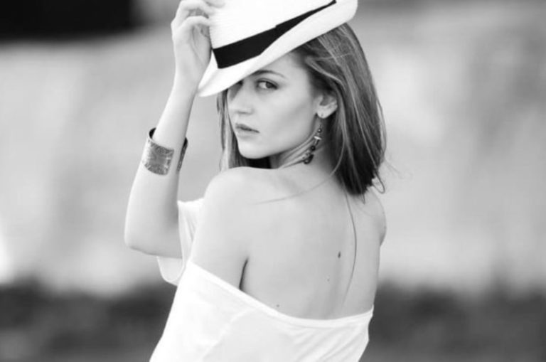 une fille avec un bracelet et un chapeau
