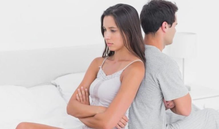 couple en combat sur le bedcouple en combat assis sur le lit