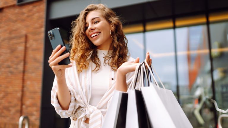 femme tapant sur un telephone