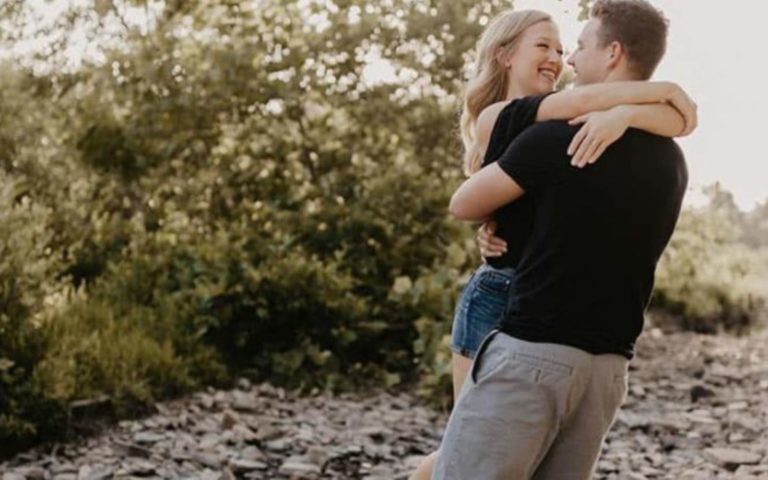jeune couple, etreindre, dans, nature