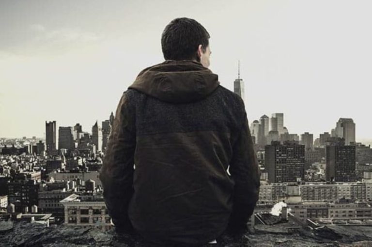 homme regardant la ville