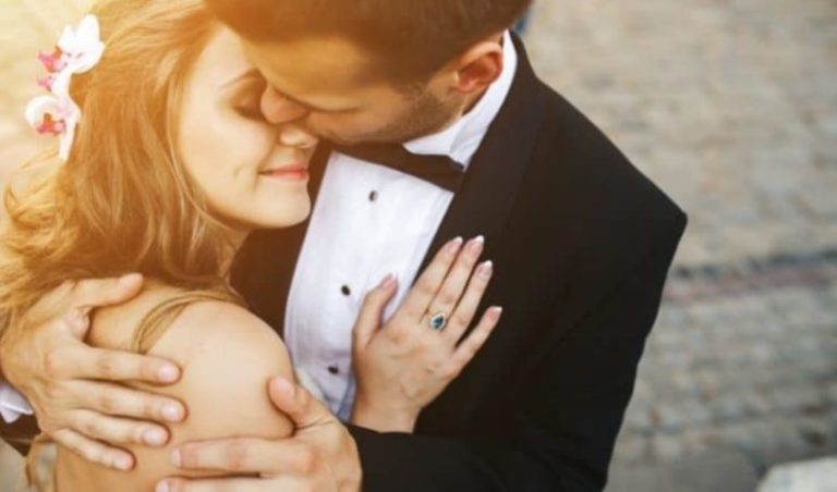 femme sappuyant sur lhomme pour un calin