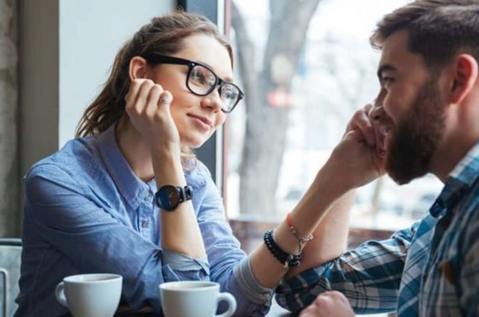 femme regardant un homme