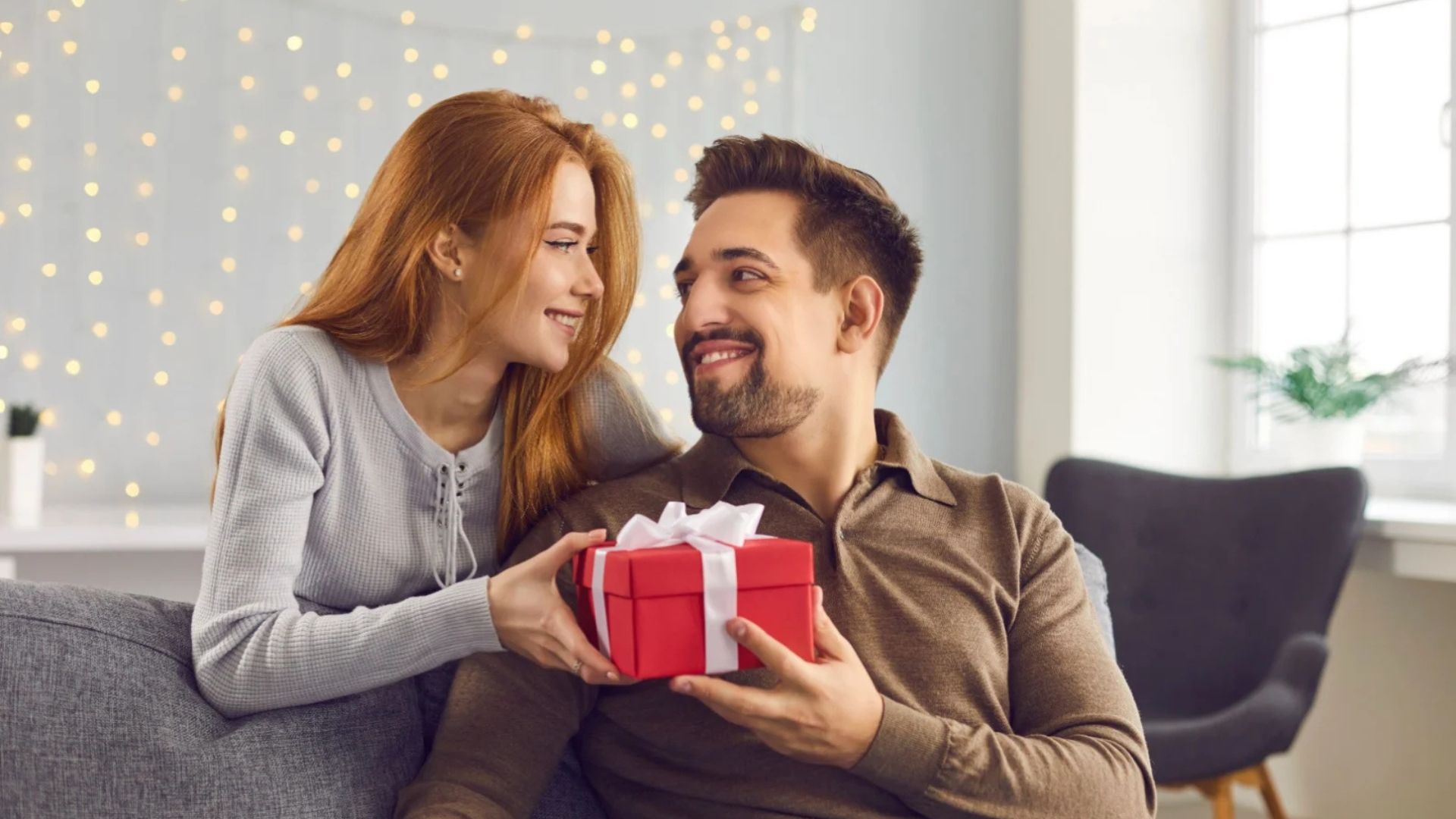 une fille donne un cadeau à un homme