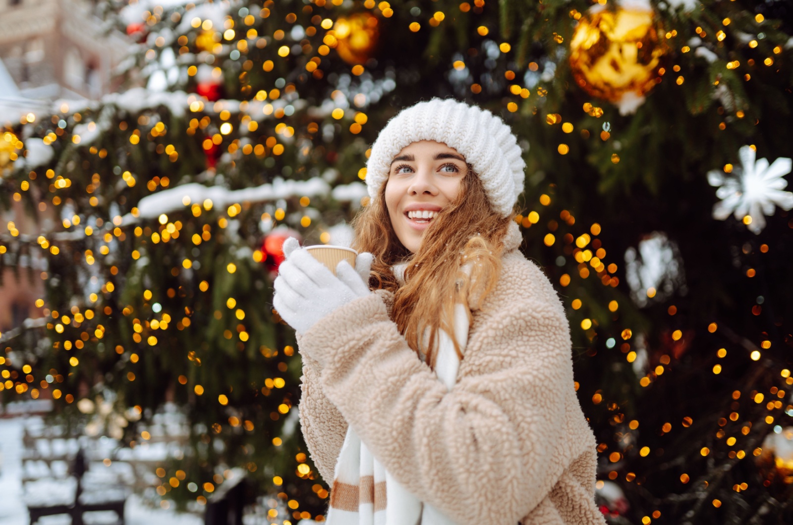 femme pres du sapin de Noel en plein air