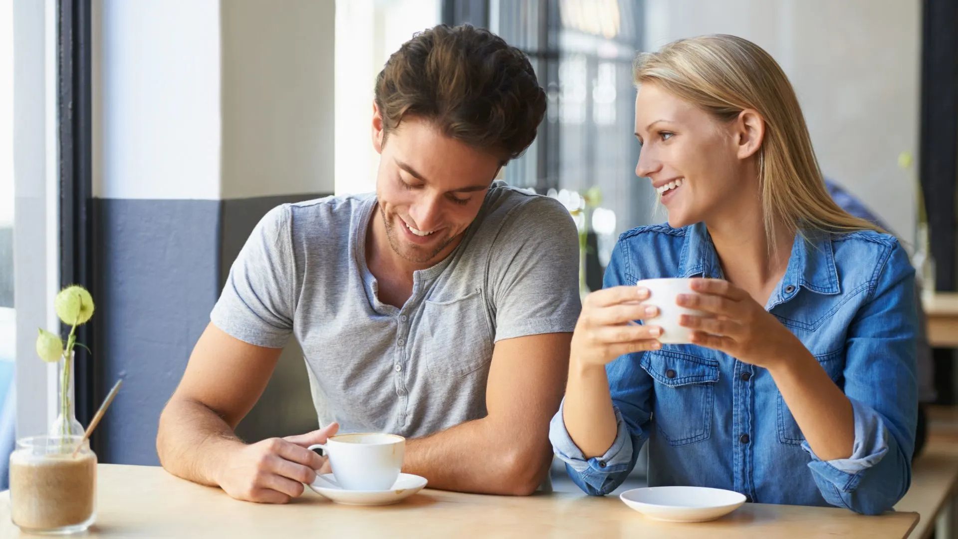 couple aimant souriant, boire du café