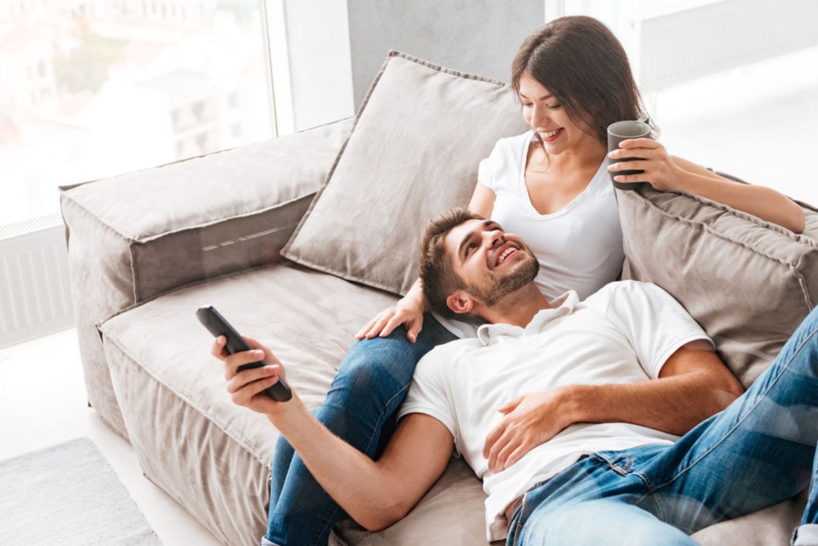 homme couché sur les genoux d'une femme